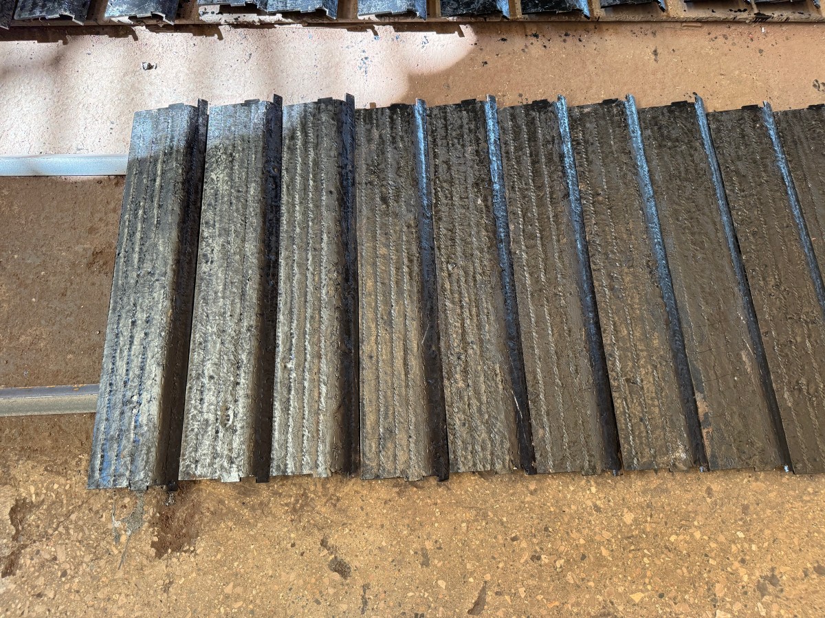 Custom Shaped Bimetallic Chromium Carbide Overlay Plate For Mining Wear Liners-top (2)