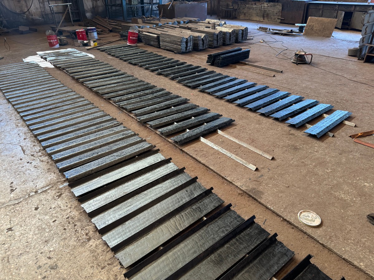Custom Shaped Bimetallic Chromium Carbide Overlay Plate For Mining Wear Liners-top (4)