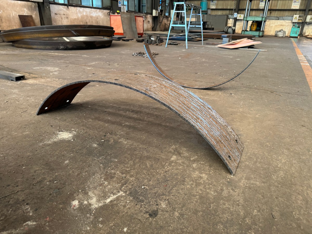 Custom Shaped Bimetallic Chromium Carbide Overlay Plate For Mining Wear Liners-x (1)