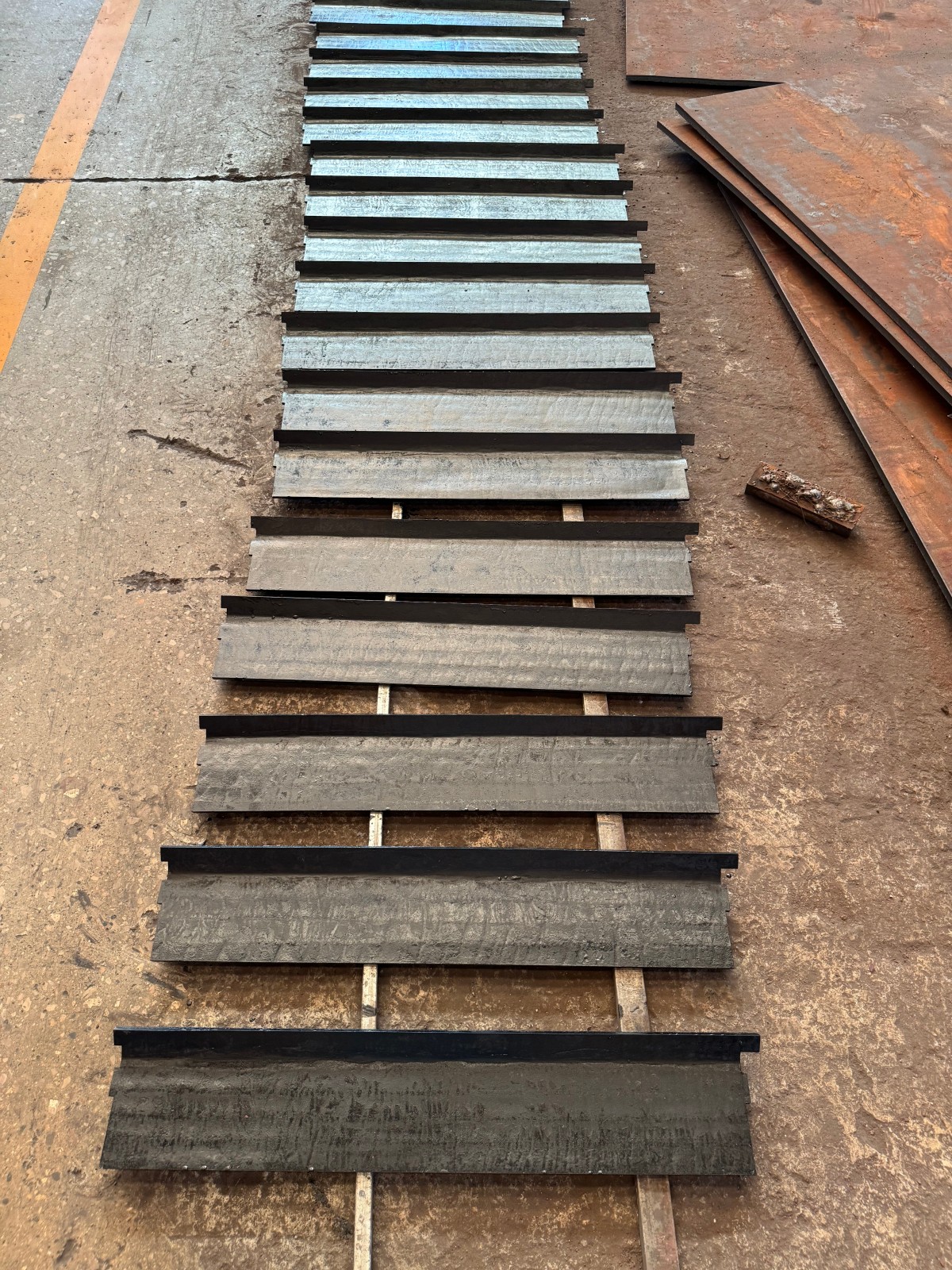 Custom Shaped Bimetallic Chromium Carbide Overlay Plate For Mining Wear Liners-x (2)